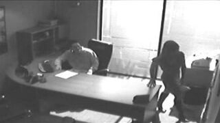 Офисное свидание застукали на видеонаблюдении и просочились - порно видео