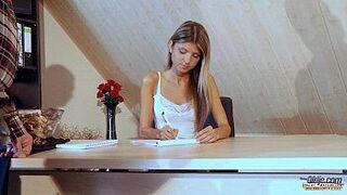 Олдскульный гэнгбэнг с изысканной молодой блондинкой - порно видео