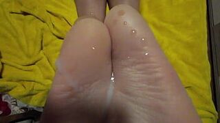 Трахни рот моей сводной сестры и кончи на подошвы - порно видео