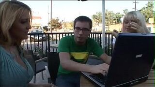 Две игривые светловолосые красотки Ева Лоуренс Трина Майклс решили познакомиться с парнем, наслаждающимся обедом в уличном кафе - порно видео