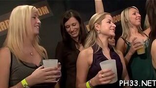 Блондиночки хотят, чтобы их жестко трахнули и получает толстый черный шомпол в задницу - порно видео