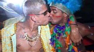 Я поиграл со своей фантазией, отдал ее нескольким горячим парням - порно видео