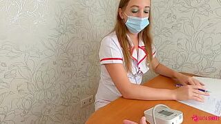 Милфа-доктор пытается использовать нетрадиционный метод лечения - берет член пациента в рот и получает огромный кремпай! Активно от Наты Свит - порно видео