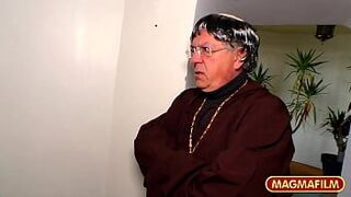 Зрелая уборщица трахается с возбужденным священником - порно видео