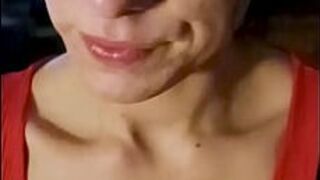 Красотка с темными волосами раздвигает очко и сосет большой член, стоя на коленях - порно видео