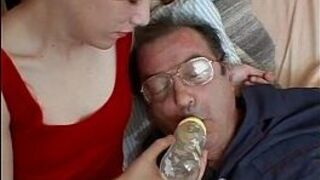 Малышка заботится о своем больном дяде - порно видео