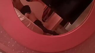 Хей Си открывает сучку, прячется под промежность и ест член - порно видео