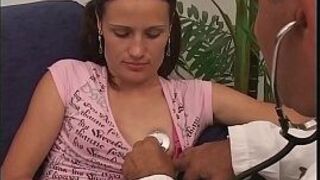 Ге, возбужденный доктор соблазняет свою помощницу по хозяйству на возбужденный жесткий секс. - порно видео