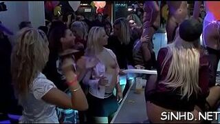 Дикий и непристойный клуб ублажает привлекательных красоток - порно видео