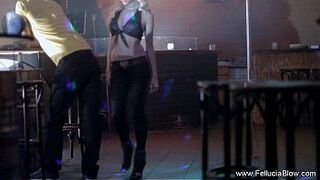 Ищу минет в клубе - порно видео