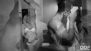 Вкусный камшот в душе - порно видео