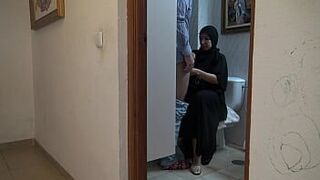 Турецкая мачеха изменяет с британским пасынком в Лондоне - порно видео