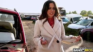 бля на свалке - порно видео