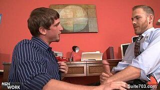 Соблазнительный гей дает оральный секс - порно видео