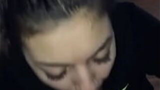 Я снимаю на видео, как она сосет мой большой черный член! Она любит это - порно видео